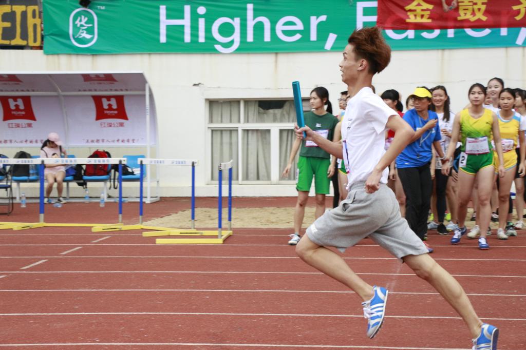 瞧,他那矫健的步伐!