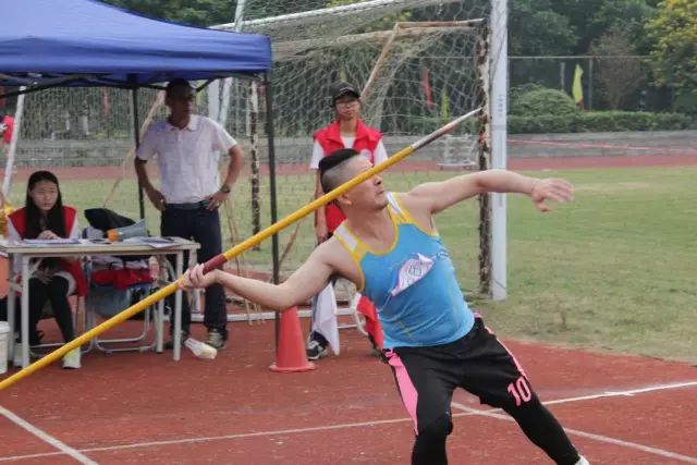 看,那形成“满弓”的标准动作!